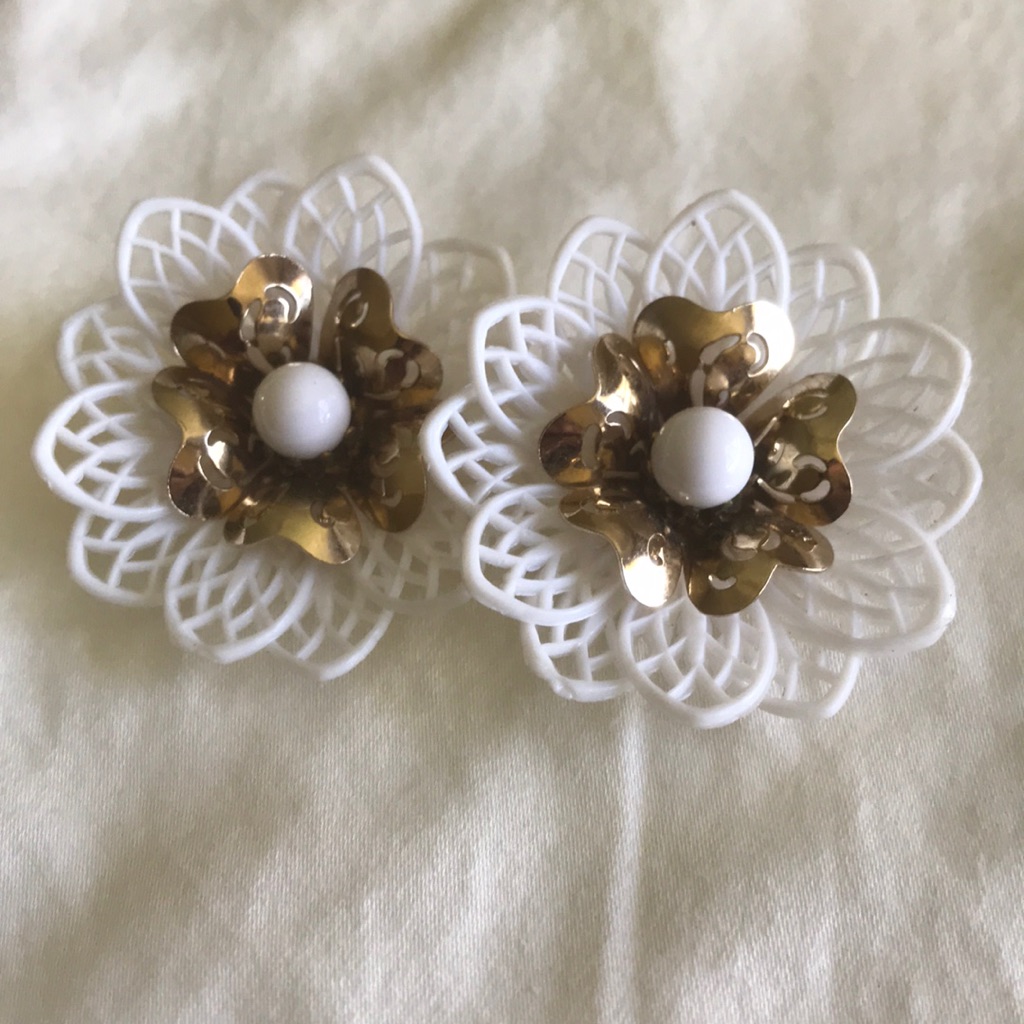 Vintage Coro Flower Earrings 24$